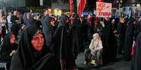 Mulheres participam deprotesto contra os Estados Unidos nas ruas de Teer&atilde;. (17/07/2026)  Foto: RFI