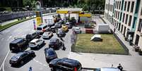 A crise de combust&iacute;veis na R&uacute;ssia tem provocado longas filas di&aacute;rias nos postos de gasolina  Foto: Getty Images / BBC News Brasil
