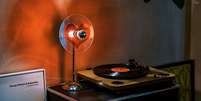 Veja como escolher m&oacute;veis, ilumina&ccedil;&atilde;o e decora&ccedil;&atilde;o para transformar o vinil em protagonista de um ambiente cheio de personalidade Foto: rao qingwei/Pexels / Bons Fluidos