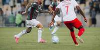 Hulk  parte para a área. Mas o artilheiro foi bem marcado. Assim, passou em branco. Foto: Lucas Merçon/Fluminense / Jogada10