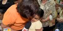 Era para ser apenas mais uma entrevista r&aacute;pida, terminou sendo um abra&ccedil;o maternal entre uma rep&oacute;rter e uma menina enlutada  Foto: Reprodu&ccedil;&atilde;o/TV
