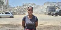 Lorena Laya diante das ru&iacute;nas do edif&iacute;cio OPP 27, em La Guaira, onde moravam seu pai, sua madrasta e seus irm&atilde;os  Foto: Arquivo pessoal / BBC News Brasil