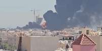 Instala&ccedil;&atilde;o petrol&iacute;fera de Mangaf, no Kuwait, &eacute; alvo de ataque iraniano, em repres&aacute;lia a bombardeios dos Estados Unidos. (18/07/2026)  Foto: RFI