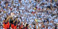Jogadores da Espanha com trof&eacute;u de campe&atilde;o mundial  Foto: Lars Baron / Getty Images