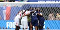 Alguns jogadores da Inglaterra e da Fran&ccedil;a se abra&ccedil;aram ap&oacute;s o final da partida  Foto: Buda Mendes/Getty Images