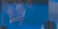 Ronaldo leva ta&ccedil;a da Copa do Mundo at&eacute; Trump  Foto: Reprodu&ccedil;&atilde;o/Youtube/Caz&eacute; TV