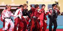 BTS em a&ccedil;&atilde;o no show  Foto: Carl Recine / Getty Images