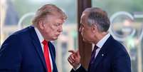 O presidente Donald Trump fala com o primeiro-ministro canadense Mark Carney durante evento do G7  Foto: Getty Images / BBC News Brasil