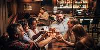 Neste Dia do Amigo, descubra atitudes simples que podem transformar conhecidos em amizades para a vida toda Foto: South_agency/Getty Images Signature / Bons Fluidos