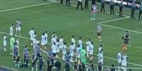 Jogadores ficaram junto com seus torcedores ao longo da premia&ccedil;&atilde;o - Foto: Reprodu&ccedil;&atilde;o / Jogada10