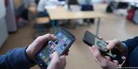 Tradicionalmente usadas para ostentação, redes estão sendo ocupadas pelas gerações mais novas com um debate mais saudável sobre dinheiro  Foto: DW / Deutsche Welle
