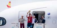 Delega&ccedil;&atilde;o da Espanha chega em Madri com a ta&ccedil;a da Copa do Mundo  Foto: A. Perez Meca/Europa Press via Getty Images