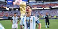 Messi e o resto da equipe argentina ficaram virados para a torcida enquanto a Espanha recebia o trof&eacute;u da Copa  Foto: Maja Hitij - FIFA/FIFA via Getty Images