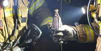 Imagem de Nossa Senhora Aparecida foi encontrada por bombeiros em casa incendiada  Foto: Gr&eacute;gori Brum/Corpo de Bombeiros do RS