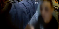 Policial coloca arma carregada com apenas uma bala e faz uma "roleta-russa" com cabe&ccedil;a de jovem na mira  Foto: Reprodu&ccedil;&atilde;o/TV Globo