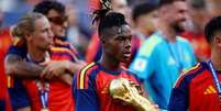 Nico Williams com a ta&ccedil;a de campe&atilde;o pela Espanha Foto: Reuters / BBC News Brasil