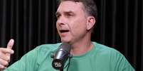 Senador e pr&eacute;-candidato do PL Fl&aacute;vio Bolsonaro teve encontro com embaixadores  Foto: @flowpodcast via Youtube/Reprodu&ccedil;&atilde;o / Estad&atilde;o