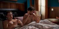 Esteban e Tito despertando em 'Cora&ccedil;&atilde;o Acelerado': o romance gay na TV n&atilde;o choca mais ningu&eacute;m?  Foto: Reprodu&ccedil;&atilde;o/TV