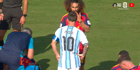 Momento em que Cucurella coloca a m&atilde;o na boca ao falar com Messi.  Foto: Reprodu&ccedil;&atilde;o/ Redes Sociais