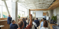 Os melhores resultados costumam surgir quando a empresa combina conhecimento interno com apoio de profissionais externos Foto: Studio Romantic | Shutterstock / Portal EdiCase