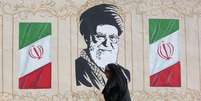 Um mural do aiatol&aacute; Ali Khamenei &mdash; sucedido por seu filho, Mojtaba &mdash; em Teer&atilde;  Foto: EPA/Shutterstock / BBC News Brasil