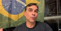 Fl&aacute;vio Bolsonaro teve seu nome como alvo de filia&ccedil;&atilde;o fraudulenta na reta final do per&iacute;odo de registros das candidaturas junto &agrave; Justi&ccedil;a Eleitoral  Foto: @flaviobolsonaro via YouTube / Estad&atilde;o