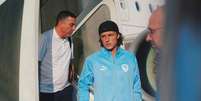 Foto: Divulga&ccedil;&atilde;o / Pafos FC - Legenda: David Luiz em viagem pelo Pafos / Jogada10