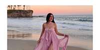 Adeus, Samba! Estes t&ecirc;nis Adidas s&atilde;o perfeitos para f&eacute;rias no litoral: na cor rosa-p&ocirc;r-do-sol, combinam com v&aacute;rios vestidos e cal&ccedil;as. Foto: Reprodu&ccedil;&atilde;o, Instagram @taniabyday / Purepeople