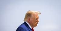 Presidente Donald Trump durante chegada de corpos de soldados mortos na guerra contra o Ir&atilde;  Foto: ANSA / Ansa - Brasil