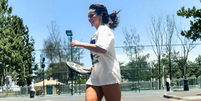 Sem precisar usar shorts nem aplicar talco comum: o truque de estilistas para evitar que as coxas fiquem esfregando umas nas outras debaixo de um vestido. Foto: Reprodu&ccedil;&atilde;o/Instagram, @paollaoliveirareal / Purepeople