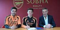 Tzolis tira fotos ap&oacute;s assinar contrato com o Arsenal at&eacute; junho de 2031 - Foto: Divulga&ccedil;&atilde;o/Arsenal / Jogada10