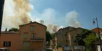 Cotignac, no departamento de Var, sudeste da Fran&ccedil;a, &eacute; uma vila amea&ccedil;ada pelo inc&ecirc;ndio avivado pelo mistral, em 23 de julho de 2026.  Foto: &copy; Eliza Amouret/RFI / RFI