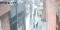 Imagens de c&acirc;meras de seguran&ccedil;a registraram a a&ccedil;&atilde;o.  Foto: Reprodu&ccedil;&atilde;o/ TV Globo / Estad&atilde;o