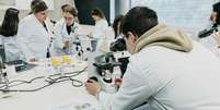 Estudantes no laborat&oacute;rio da Faculdade de Farm&aacute;cia da Universidade de Coimbra (FFUC) em imagem de 2024.  Foto: RFI