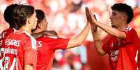 Jogadores de Benfica e Belenenses em disputa de bola no Est&aacute;dio da Luz- Foto: Divulga&ccedil;&atilde;o / Jogada10