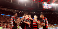 elenco do Flamengo comemorando Foto: Adriano Fontes/Flamengo / G&aacute;vea News