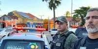 Policial Civil e Militar juntos ao lado de viatura da PMPE.  Foto: SDS/Divulga&ccedil;&atilde;o / Portal de Prefeitura