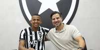 Com muita habilidade, Toledo passa por dois marcadores &ndash;  Foto: Vitor Silva/Botafogo / Jogada10