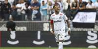 Neymar em partida pelo Santos contra o Coritiba, pelo Campeonato Brasileiro   Foto: Ricardo Moreira/Getty Images / Esporte News Mundo