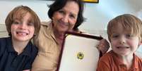 Às vésperas do Dia dos Avós, a mãe de Paulo Gustavo, Dona Déa, relembra momentos marcantes com Romeu e Gael  Foto: Reprodução/Instagram/@dealucia66 / Bons Fluidos