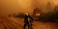 Bombeiros tentam controlar as chamas durante um inc&ecirc;ndio florestal em L&egrave;ge‑Cap‑Ferret, no departamento da Gironda, em 24 de julho de 2026.  Foto: &copy; Stephane Mahe / REUTERS / RFI