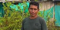 O agricultor de coca Perea diz que n&atilde;o recebeu o apoio financeiro necess&aacute;rio para deixar de cultivar a planta  Foto: BBC News Brasil