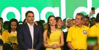 Fl&aacute;vio Bolsonaro e a esposa, Fernanda Bolsonaro, durante conven&ccedil;&atilde;o do PL  Foto: VINICIUS NUNES/AG&Ecirc;NCIA F8 / Estad&atilde;o
