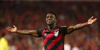 Mendoza, jogador do Athletico-PR. Foto: Geraldo Buniak / ZUMA Press / Alamy.