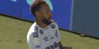 Neymar abre placar contra o Chapecoense e comemora &lsquo;jogando p&ocirc;quer&rsquo;; veja  Foto: Reprodu&ccedil;&atilde;o/Premiere