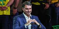 O PL realiza conven&ccedil;&atilde;o para oficializar a candidatura de Fl&aacute;vio Bolsonaro &agrave; Presid&ecirc;ncia da Rep&uacute;blica, no est&aacute;dio do Pacaembu, na zona oeste de S&atilde;o Paulo, neste s&aacute;bado, 25 de julho de 2026. O evento conta com discursos da esposa Fernanda e do presidente da Argentina, Javier Milei, e uma fala do pr&oacute;prio Fl&aacute;vio de at&eacute; 10 minutos. O senador Sergio Moro (PL) tamb&eacute;m participa do evento. A ex-primeira-dama, Michelle Bolsonaro, rec&eacute;m-conciliada com o enteado ap&oacute;s protagonizar embate em junho, n&atilde;o deve comparecer ao evento, apesar dos apelos por sua presen&ccedil;a no ato, mas aparecer&aacute; por meio de um v&iacute;deo de apoio  Foto: TOMZ&Eacute; FONSECA/MODUSFOCUS/ESTAD&Atilde;O CONTE&Uacute;DO