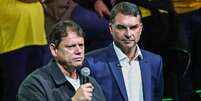 Tarcisio de Freitas e Fl&aacute;vio Bolsonaro  Foto:  TOMZ&Eacute; FONSECA/MODUSFOCUS / Estad&atilde;o