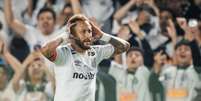 Neymar comemora gol do Santos sobre a Chapecoense.  Foto: Reprodu&ccedil;&atilde;o/@SantosFC via X / Estad&atilde;o