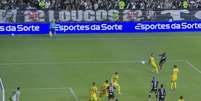 Igor Formiga vibra ap&oacute;s fazer o gol do Mirassol sobre o Vasco. Mas, no fim, 1 a 1. Foto: Reprodu&ccedil;&atilde;o / Caz&eacute; TV / Jogada10