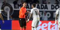 Neymar e o arbitro Fernando Salles do Nascimento  Foto: GUILHERME DION&iacute;ZIO/C&Oacute;DIGO19/ESTAD&Atilde;O CONTE&Uacute;DO